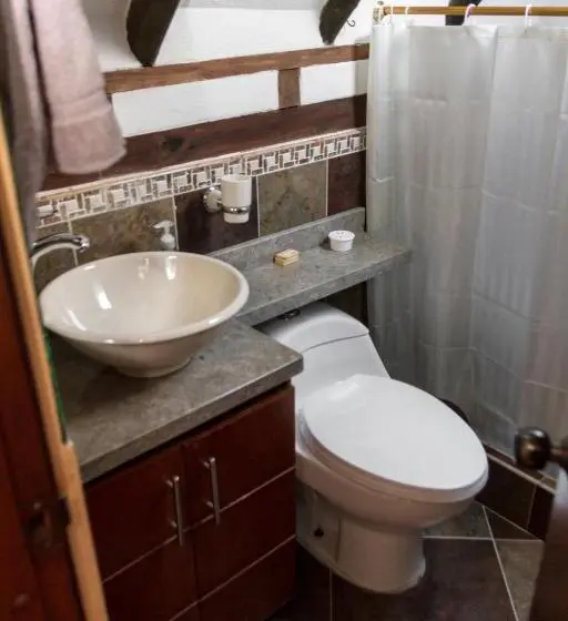 اتاق استاندارد با سرویس بهداشتی مشترک, Nibiru Hostel