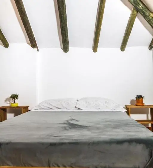 اتاق استاندارد با سرویس بهداشتی مشترک, Nibiru Hostel