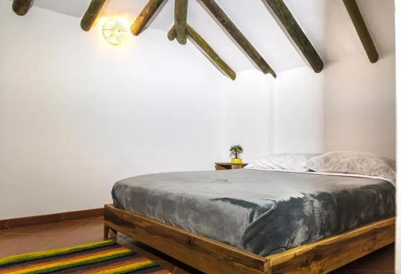 اتاق استاندارد با سرویس بهداشتی مشترک, Nibiru Hostel