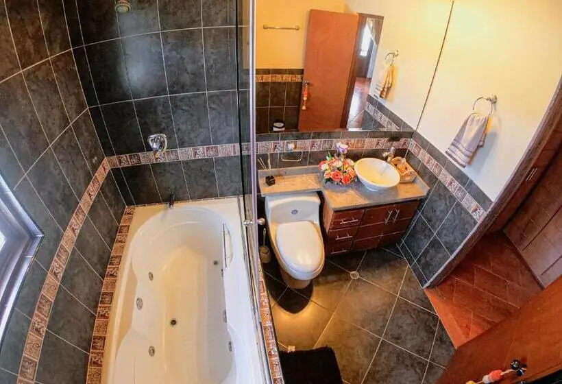 سوئیت با وان آب گرم, Nibiru Hostel