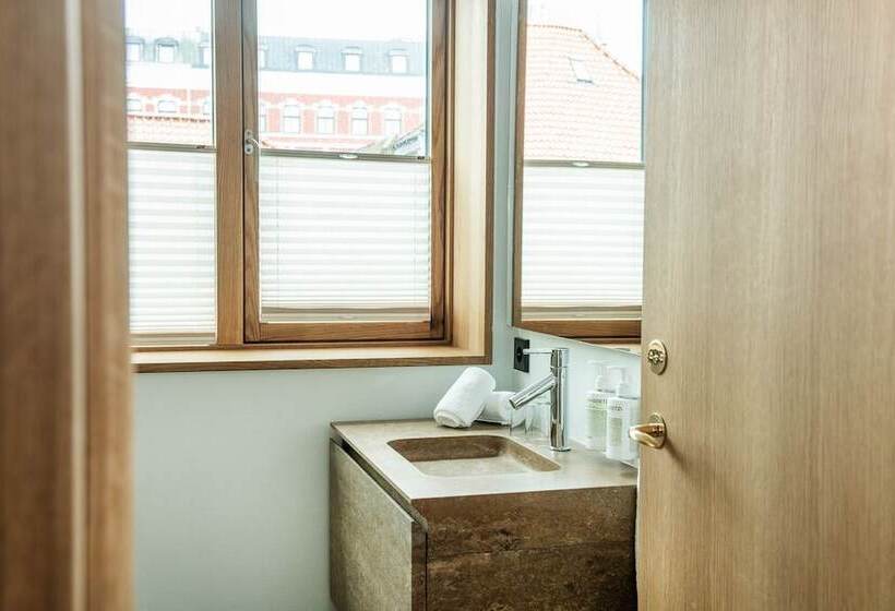 デラックスルーム, Eilert Smith