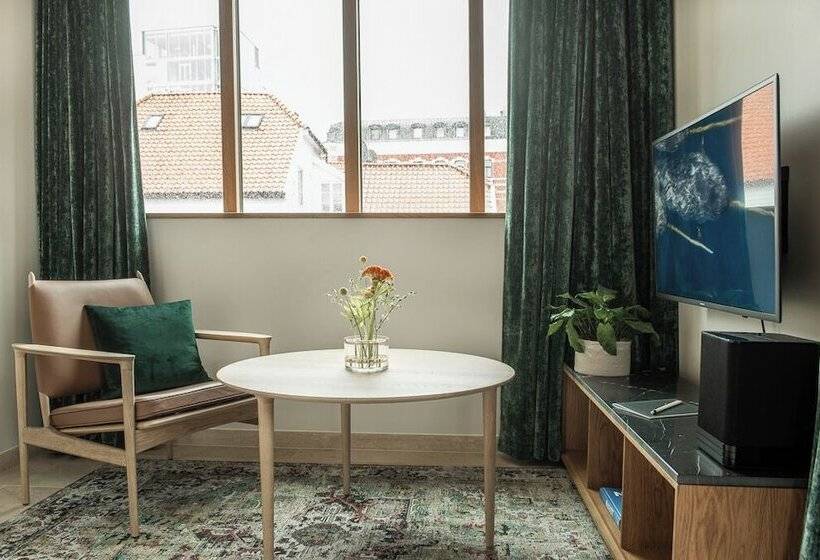 デラックスルーム, Eilert Smith