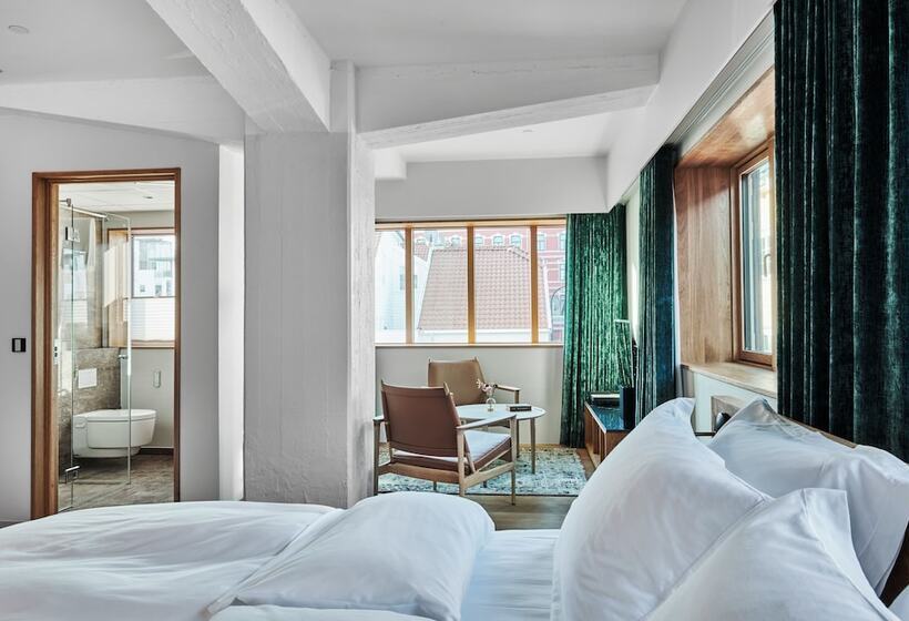 デラックスルーム, Eilert Smith