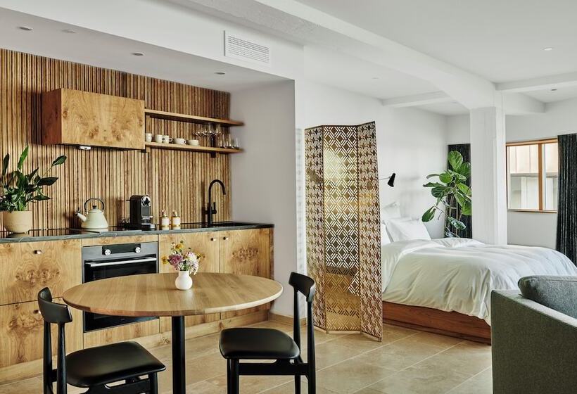 スーペリアースイート, Eilert Smith