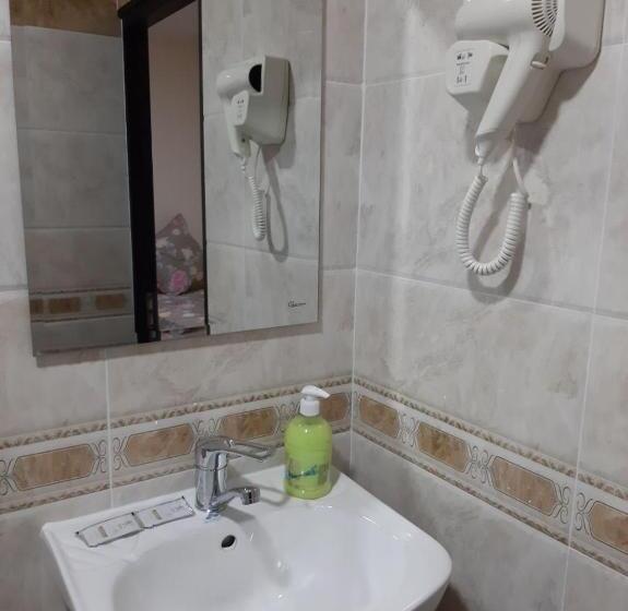 غرفة قياسية رباعية, Naqqosh