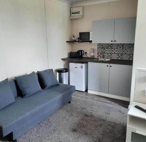 スタンダードスタジオ, The Townhouse Accommodation