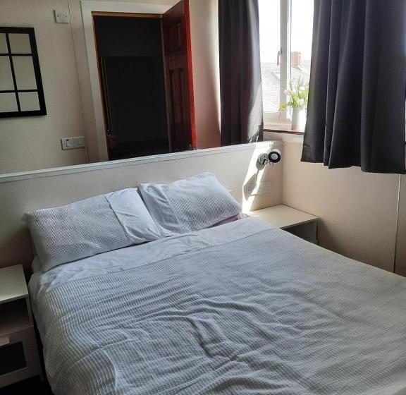 スタンダードスタジオ, The Townhouse Accommodation