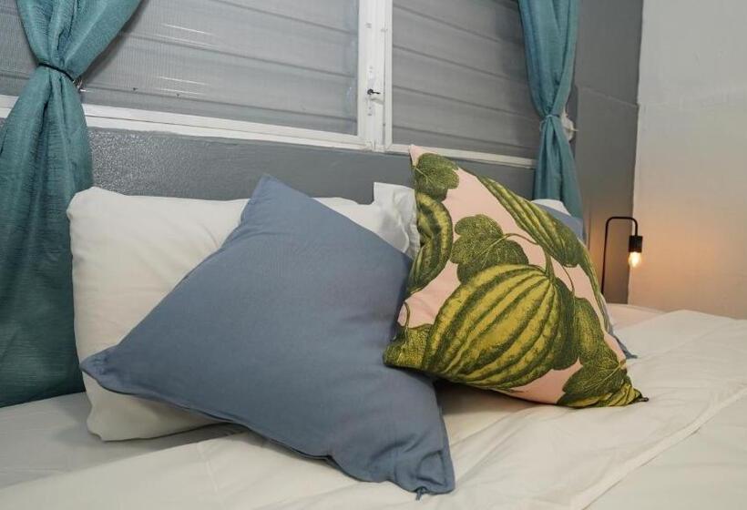 침실 2개 아파트, The Pelican Poshtel