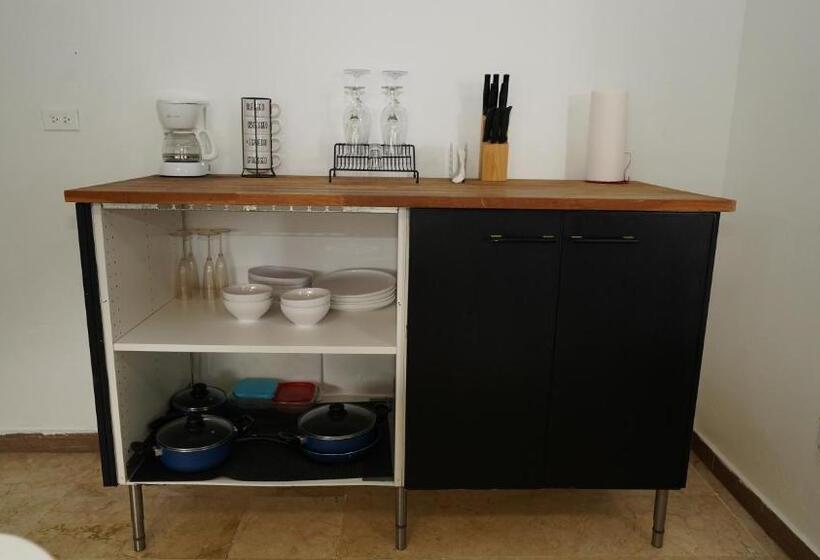 침실 2개 아파트, The Pelican Poshtel