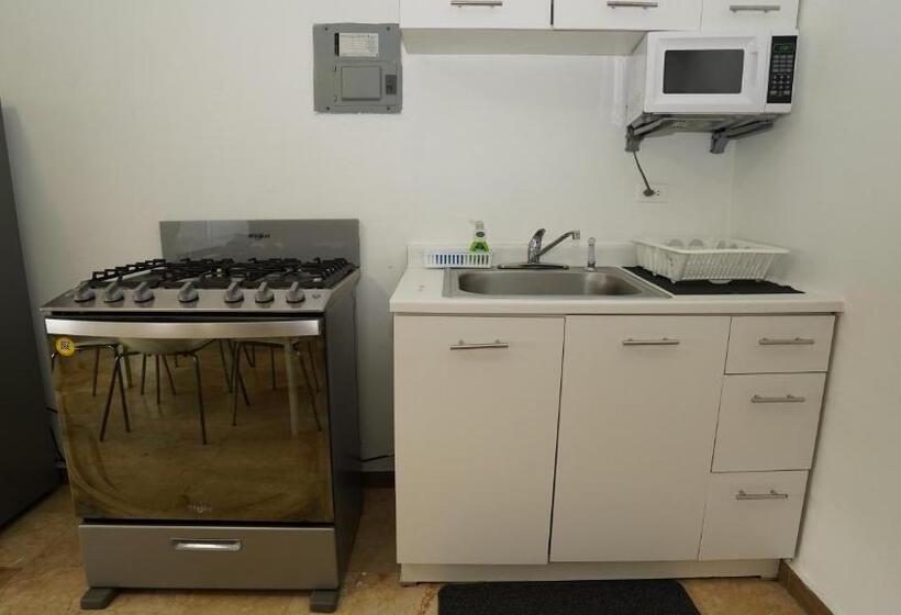 침실 2개 아파트, The Pelican Poshtel