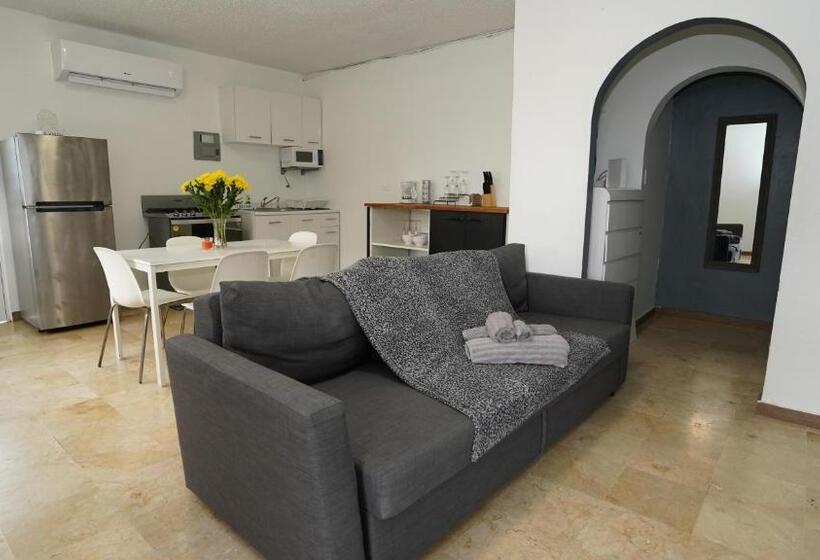 침실 2개 아파트, The Pelican Poshtel