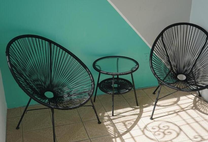 침실 2개 아파트, The Pelican Poshtel