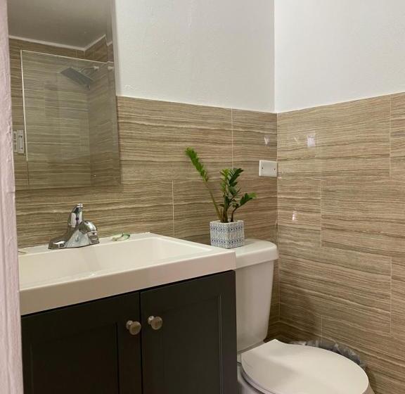 침실 2개 아파트, The Pelican Poshtel