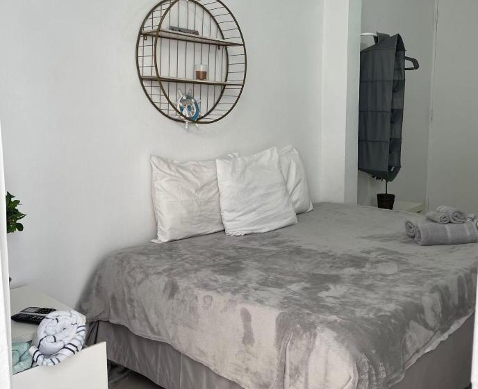 اتاق استاندارد یک نفره, The Pelican Poshtel