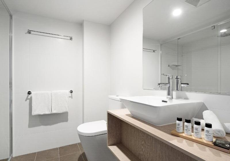اتاق استاندارد با تخت بزرگ, The Pelican Poshtel