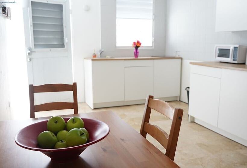 침실 1개 아파트, The Pelican Poshtel