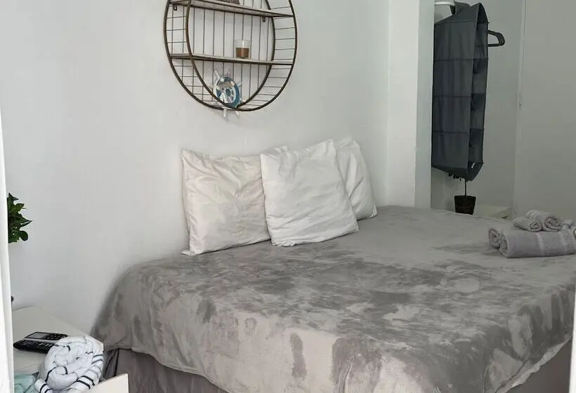 اتاق استاندارد یک نفره, The Pelican Poshtel