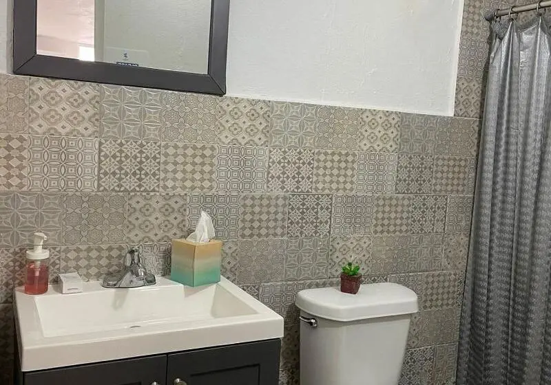 اتاق استاندارد یک نفره, The Pelican Poshtel