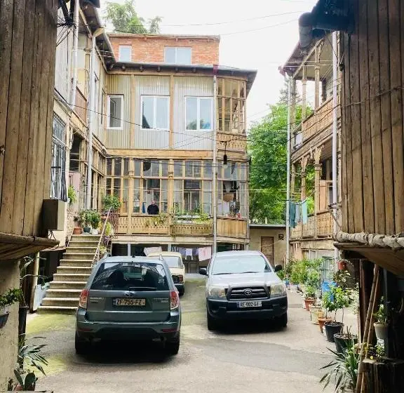 اتاق خانوادگی با چشم‌انداز کوه, Little House