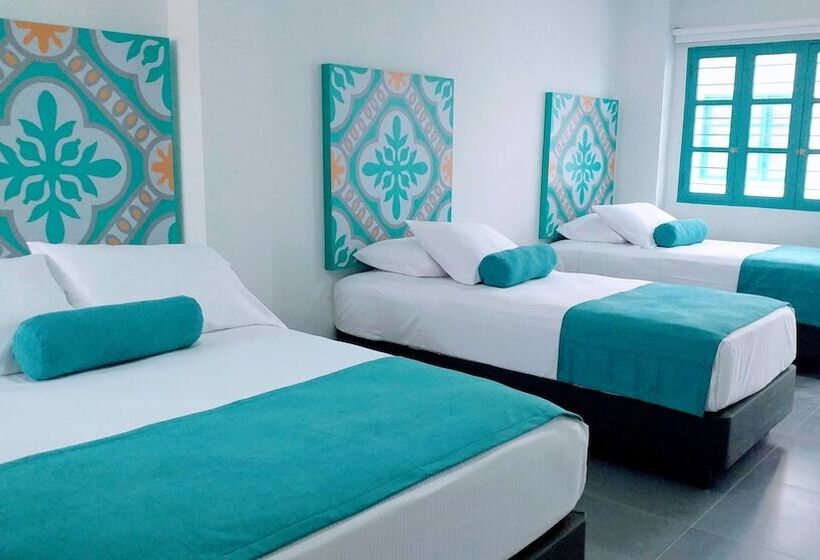 חדר סטנדרט לשלושה, Akuamarina