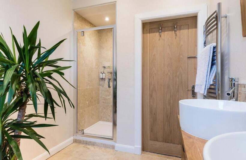 اتاق لوکس با تخت بزرگ, Croft Na Coille