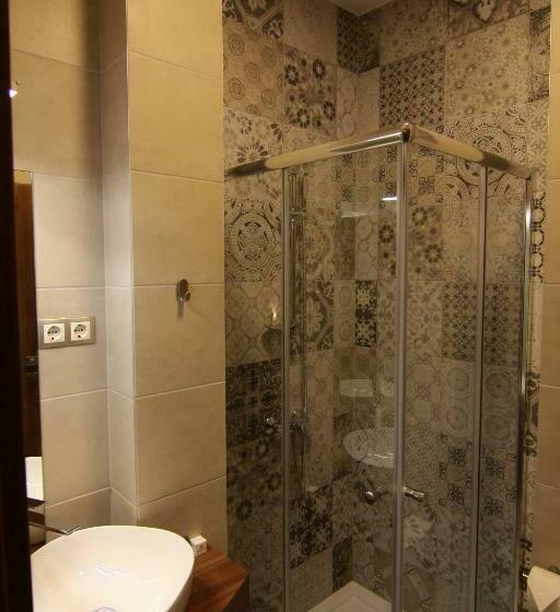 חדר סטנדרט יחיד, Vácz