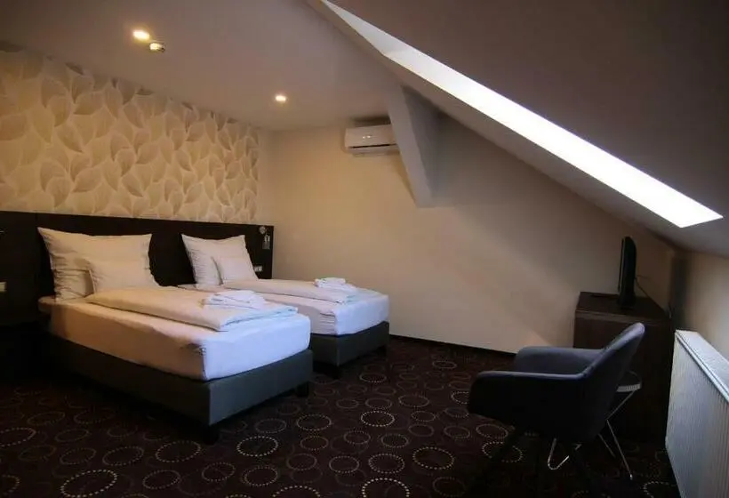 Standardzimmer 2 Doppelbetten, Vácz