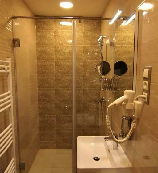 Standardzimmer 2 Doppelbetten, Vácz