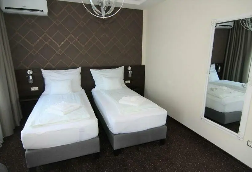 Standardzimmer 2 Doppelbetten, Vácz