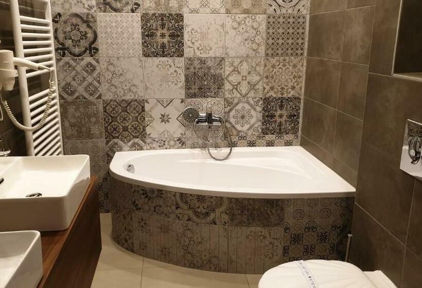 סוויטה משפחתית, Vácz