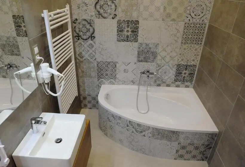 Familien Suite, Vácz