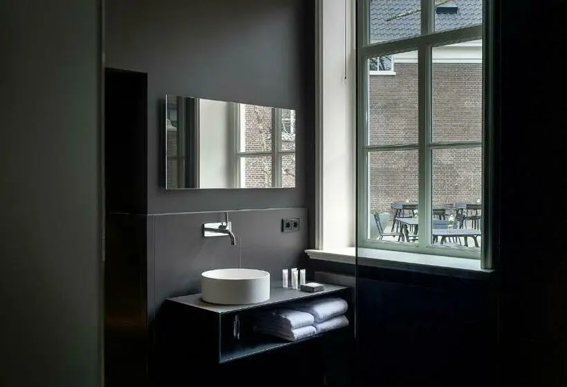 キングサイズベッドのデラックスルーム, Kazerne Hotel   Member Of Design Hotels