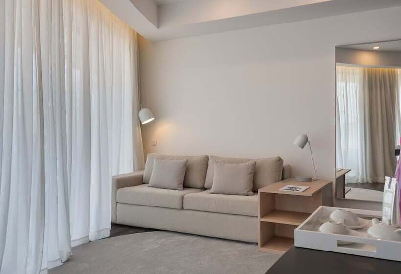 סוויטת ג'וניור עם מרפסת, Longevity Health & Wellness Hotel   Adults Only