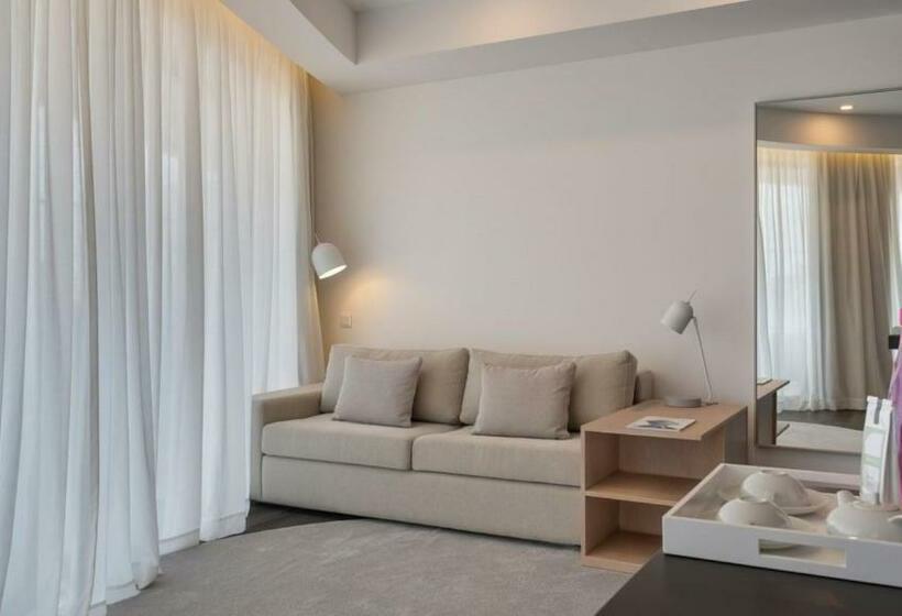 סוויטת ג'וניור עם מרפסת, Longevity Health & Wellness Hotel   Adults Only