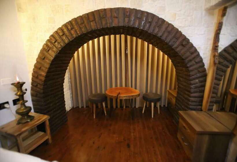 חדר קומפורט לשלושה, Heraklis