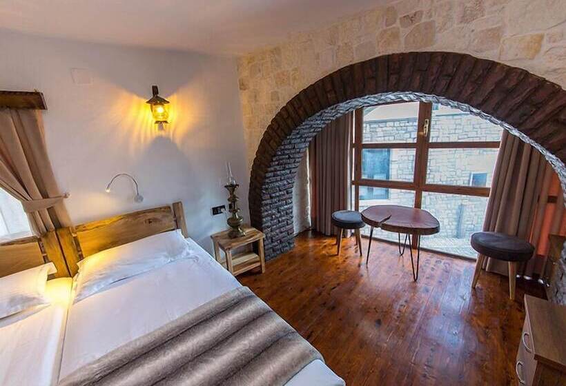 חדר קומפורט לשלושה, Heraklis