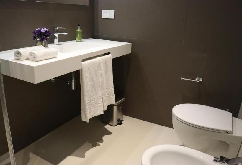 デラックストリプルルーム, The Sisters