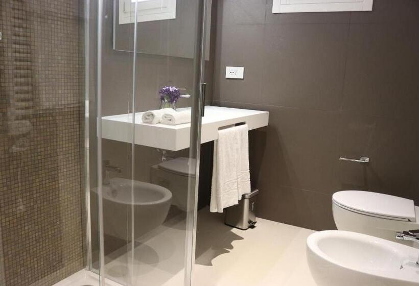 デラックスルーム, The Sisters