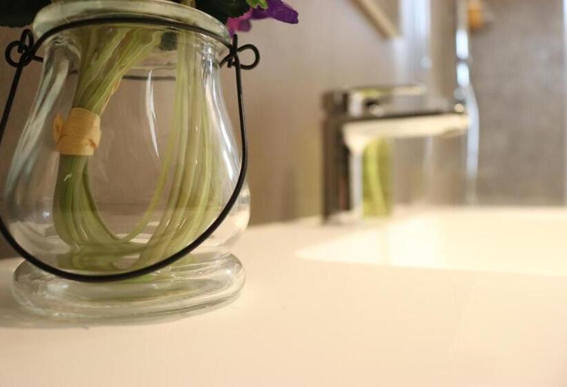 デラックスルーム, The Sisters