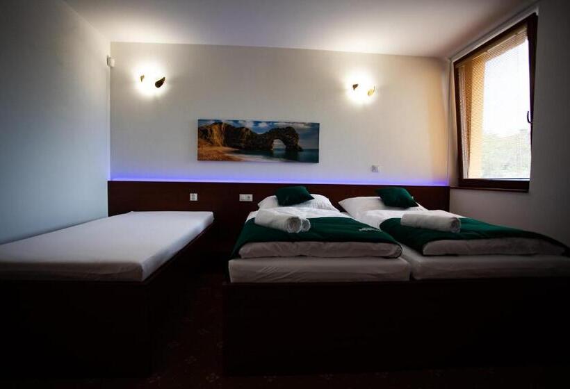 חדר אקונומי לשלושה, Penzión Poľovník