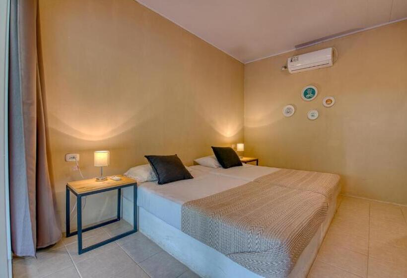 דירת שני חדרים, La Tica Y La Gata