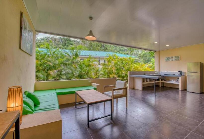 דירת שני חדרים, La Tica Y La Gata