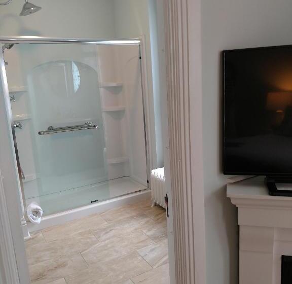 标准间带漩涡浴缸, Lamberson Guest House