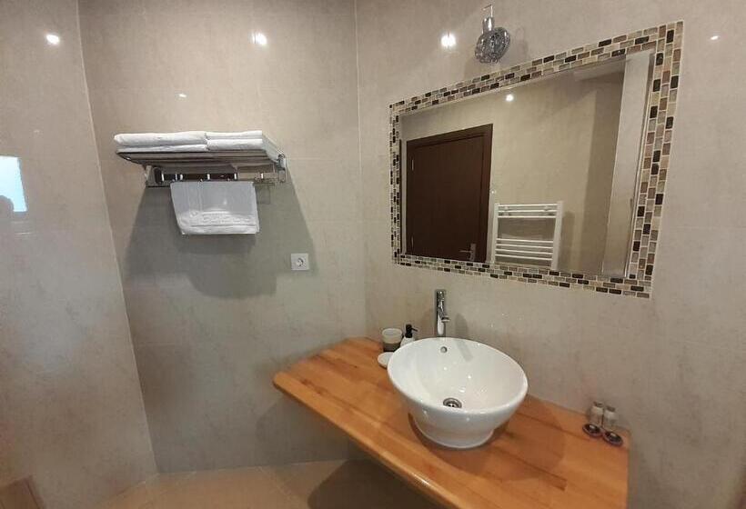 Quarto Estandar Cama King, Lanobila