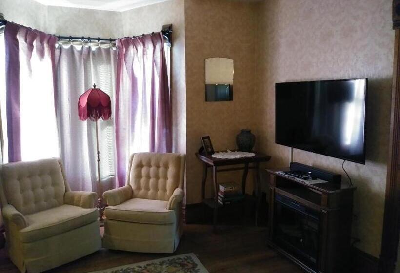 منزل غرفة نوم واحدة, The Sturgis Motel