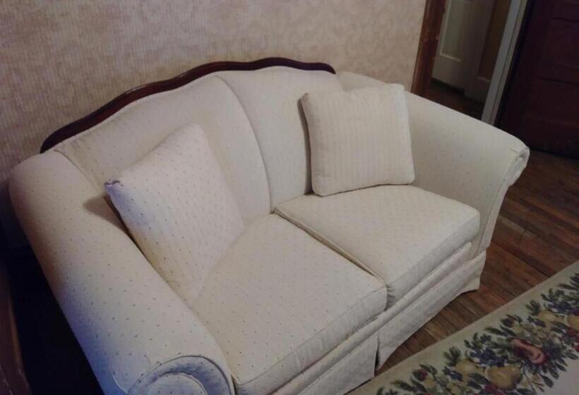 منزل غرفة نوم واحدة, The Sturgis Motel