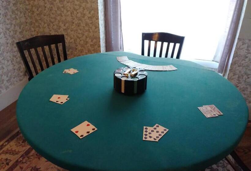 منزل غرفة نوم واحدة, The Sturgis Motel