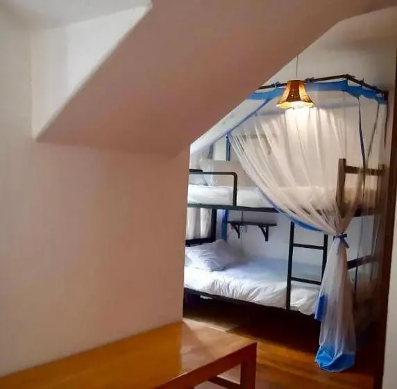 Családi Szoba, Elementis Entebbe