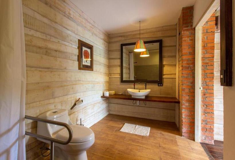 身障者適用キングサイズベッドルーム, Latica Lodge