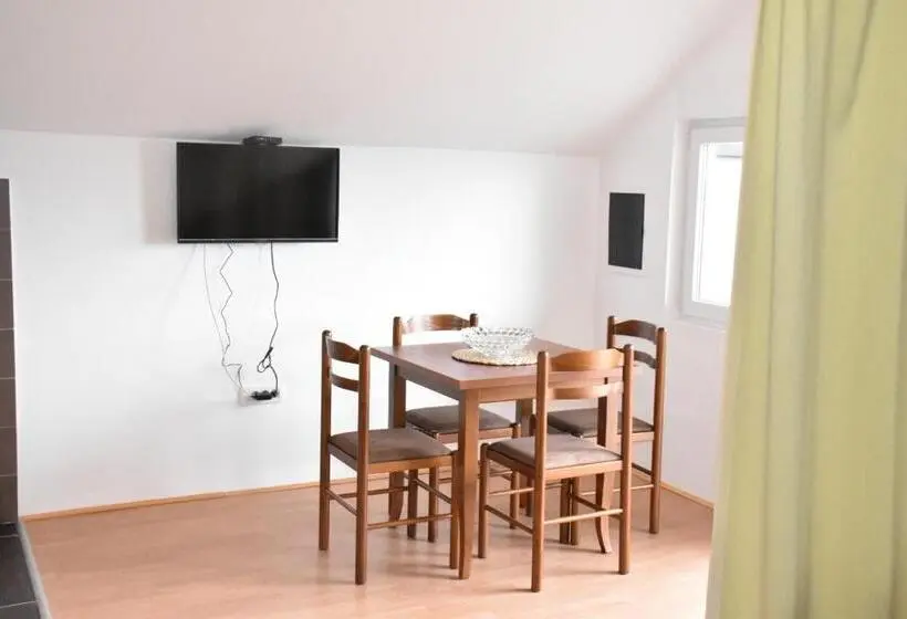 سوییت خانوادگی, Aparthotel Koliba